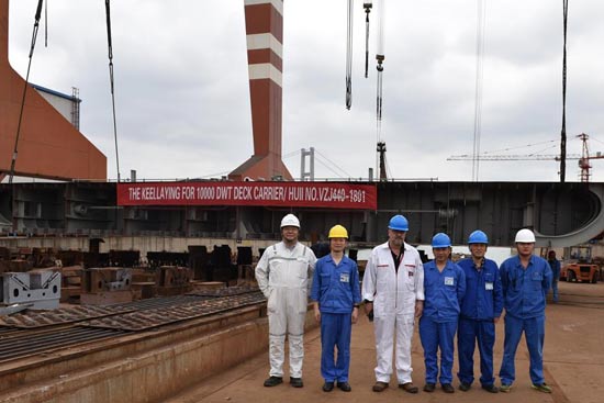 鎮江船廠萬噸級電力推進甲板運輸船首制船上船臺